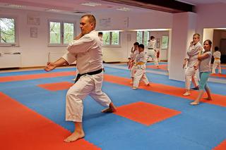 Marc Puhlmann beim Karatetraining mit dem Nachwuchs