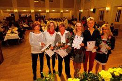 Ehrung für Trainer und Betreuer: Cornelia Schröder, Silvia Kurz, Christina Geißler, Janine Bleske, Dagmar Rocktäschel und Roxanne Köhler (von links). Nicht im Bild sind Sandra Naujoks und Detlef Preuß.